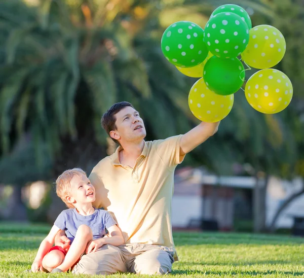 Familie med ballonger – stockfoto