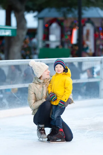 Family ice skating — Stock Photo, Image