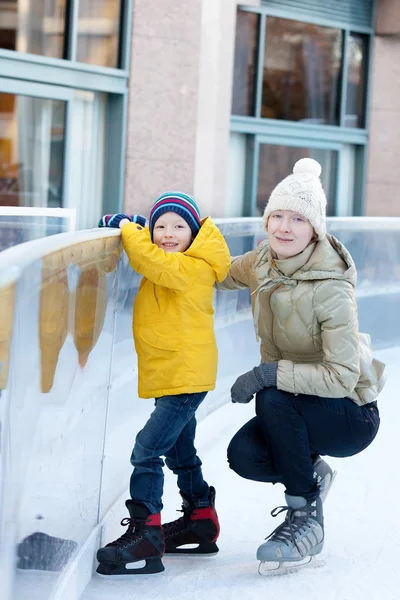 Patinage sur glace familial — Photo