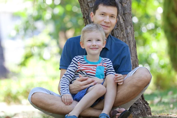 Familie in het park — Stockfoto