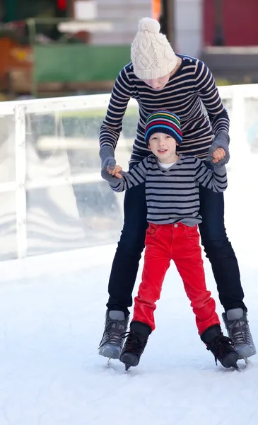 家族のアイス スケート — ストック写真