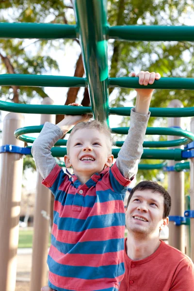 Familie op kinderen speelplaats — Stockfoto