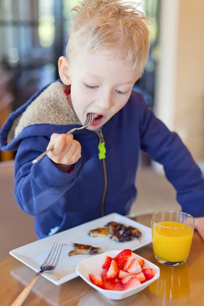 Gyermek eszik breakfast — Stock Fotó