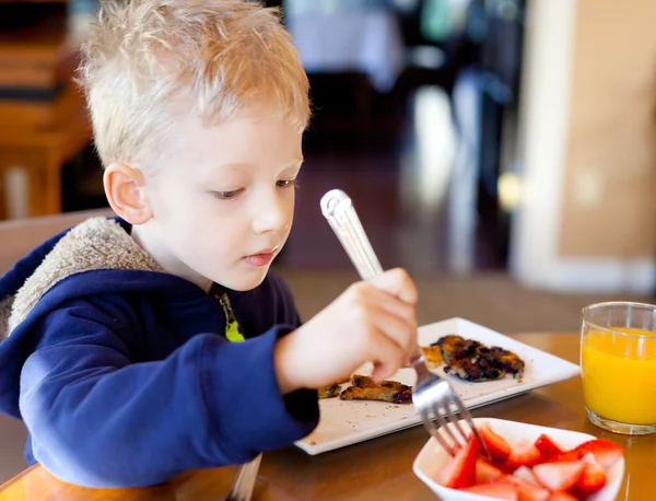 Child eating breakfast — Stock Photo, Image