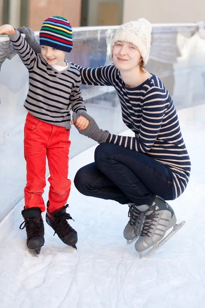 Семейное катание на коньках — стоковое фото