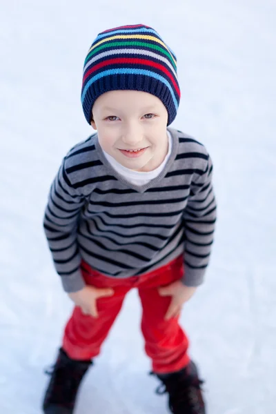 Criança patinação no gelo — Fotografia de Stock
