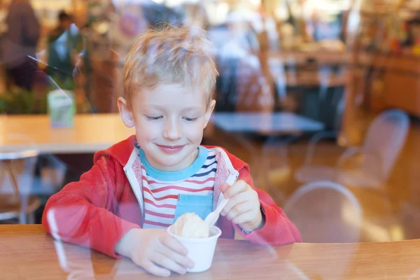 Kid eating ice cream — Stock Photo, Image