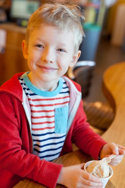 Kid eating ice cream — Stock Photo, Image