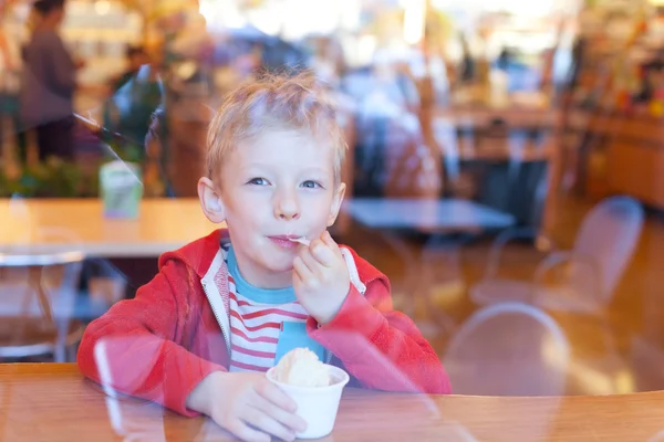 Kid eating ice cream — Stock Photo, Image