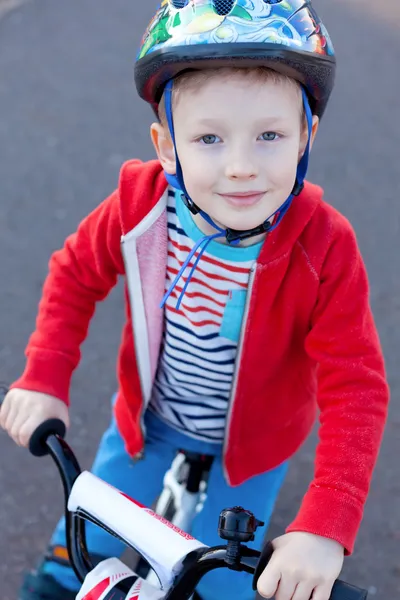 लड़का साइकिल सवारी — स्टॉक फ़ोटो, इमेज