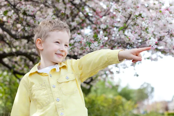 Pojke på våren — Stockfoto