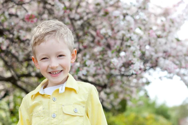 Chlapec na jaře — Stock fotografie