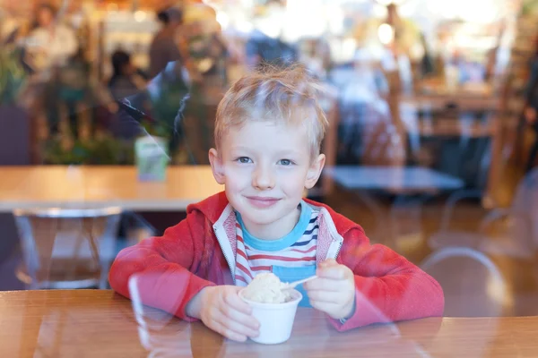 Boy eating ice-cream — Stock Photo, Image