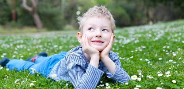 Kind liggen op gras — Stockfoto