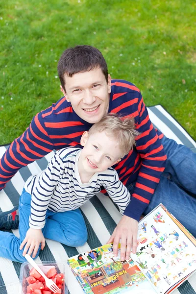 Familj picknick — Stockfoto