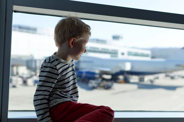 Ragazzo all'aeroporto — Foto Stock