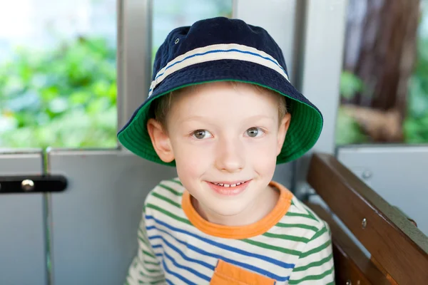 Симпатичный мальчик в поезде — стоковое фото