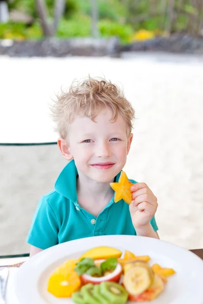 Niño comiendo frutas — Foto de Stock