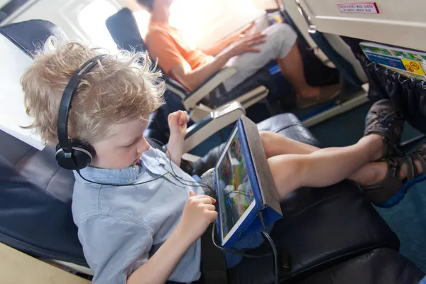 Chico en el avión — Foto de Stock