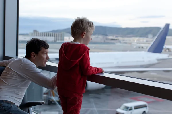 Familjen på flygplatsen — Stockfoto