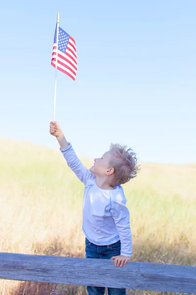 Хлопчик святкує День незалежності — стокове фото