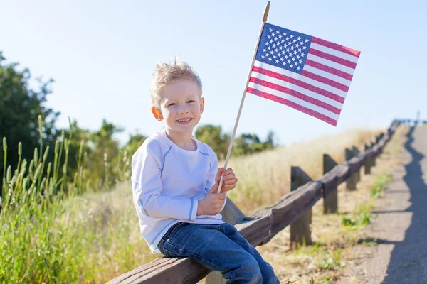 Хлопчик святкує День незалежності — стокове фото