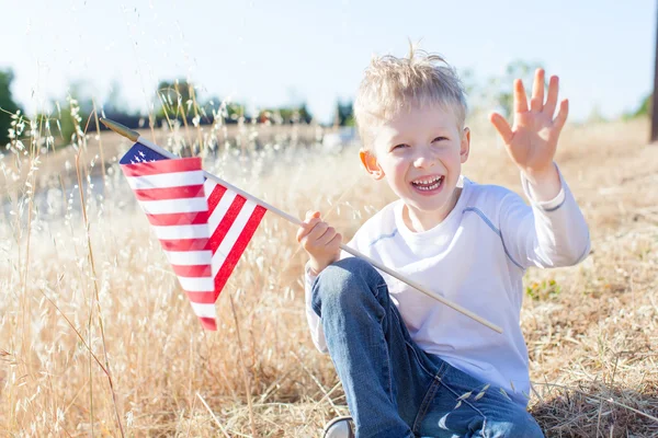 Αγόρι που γιορτάζει την ημέρα της ανεξαρτησίας — Φωτογραφία Αρχείου