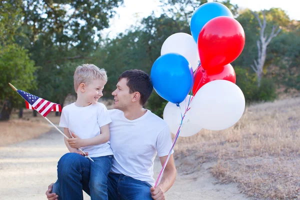 Família celebrando 4 de julho — Fotografia de Stock