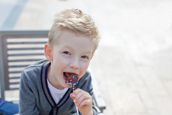Мальчик с конфетами — стоковое фото
