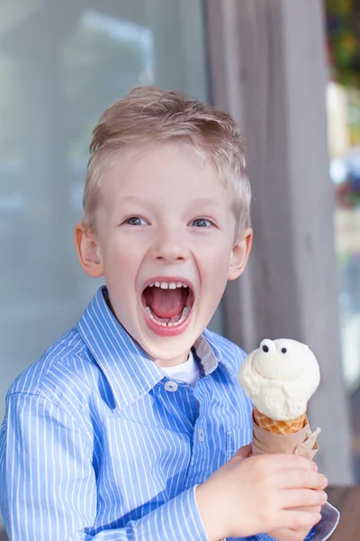 アイスクリームを食べる少年 — ストック写真