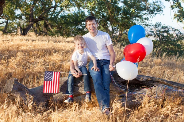 Famiglia che celebra il 4 luglio — Foto Stock