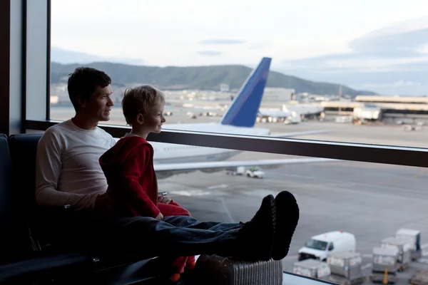Familia en el aeropuerto —  Fotos de Stock