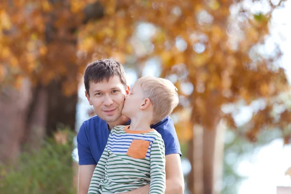 Familia en otoño — Foto de Stock