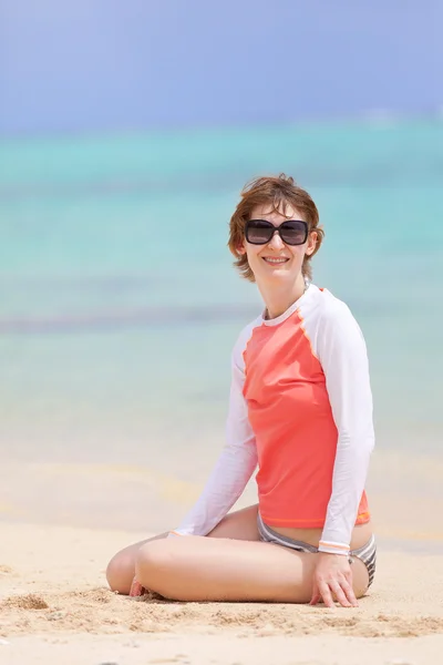 Donna in rashguard in spiaggia — Foto Stock