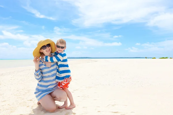 Famille à la plage — Photo