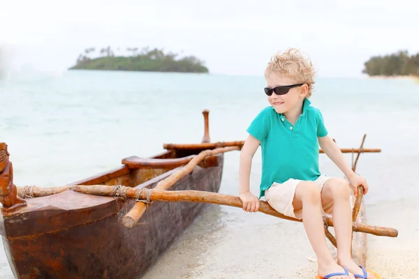 Kid at outrigger canoe — Stock Photo, Image