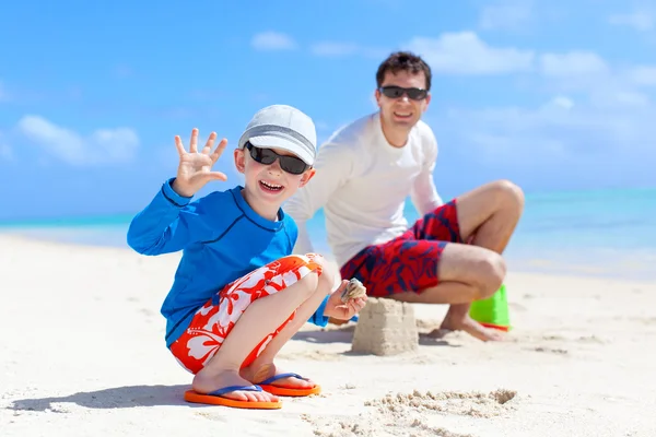 Familie baut Sandburg — Stockfoto