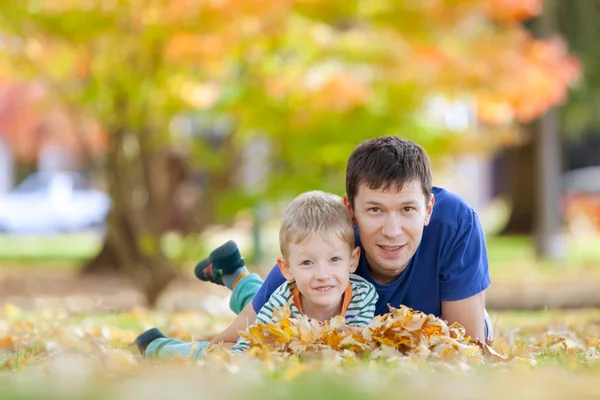 Familie im Herbst — Stockfoto