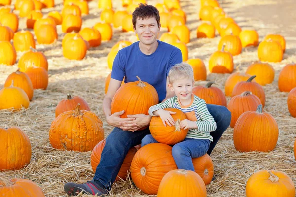 Familie op pompoen patch — Stockfoto