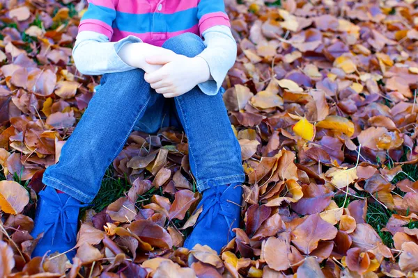 Niño en otoño — Foto de Stock