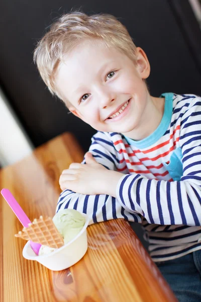 Kid in café — Stockfoto