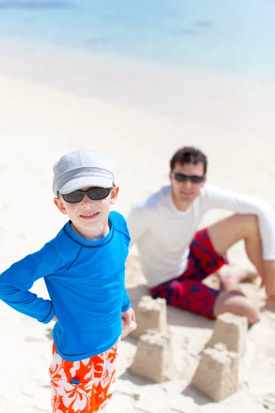 Familie baut Sandburg — Stockfoto