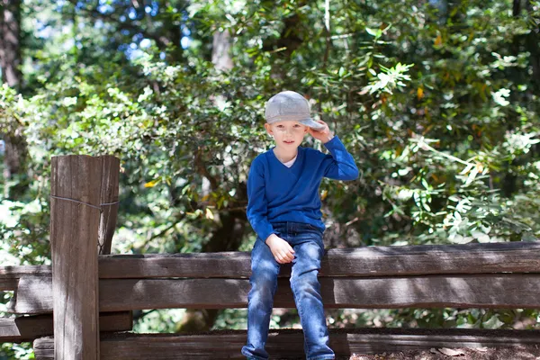 Ragazzo nella foresta — Foto Stock