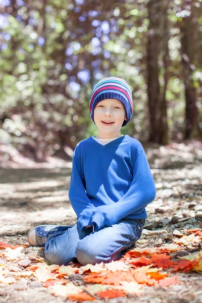 Niño en otoño — Foto de Stock