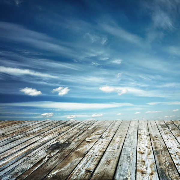 günbatımı gökyüzü ve ahşap zemin