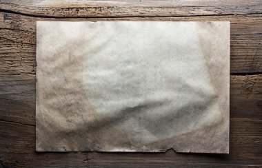 Kağıt ahşap zemin üzerinde