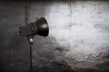 Beton duvar üzerinde spot ışığı
