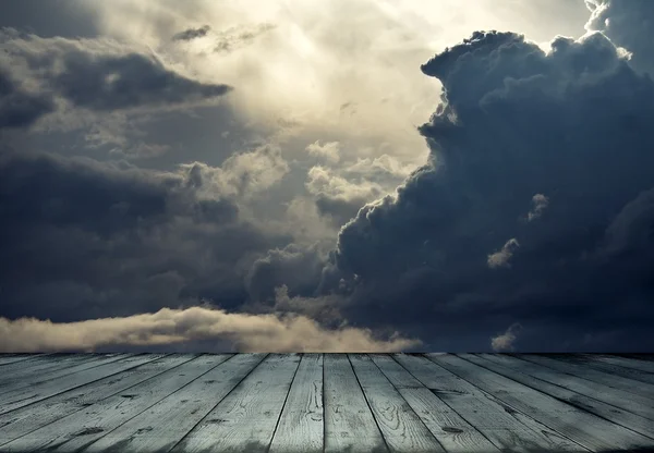 Céu tempestuoso e chão de madeira — Fotografia de Stock