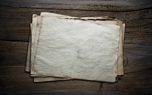 Старые бумаги на деревянном фоне — стоковое фото