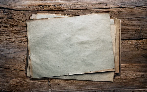 ahşap zemin üzerinde eski kağıtlar